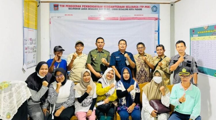 Camat Lubuk Begalung, Nofiandi Amir (baju hijau), saat pembinaan di Kampung KB Lubeg Jaya, Kelurahan Lubeg Nan XX Kota Padang pada Kamis (30/1/2025)