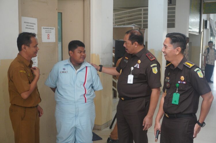 Wakajati Sumbar saat berada di SMK 5 Padang, Selasa (18/2). IST