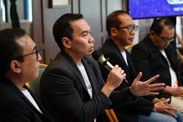 Direktur Digital Business Telkom Muhamad Fajrin Rasyid (kedua dari kiri) saat membahas mengenai pengembangan teknologi Artificial Intelligence (AI) di Jakarta, Rabu (26/2). IST