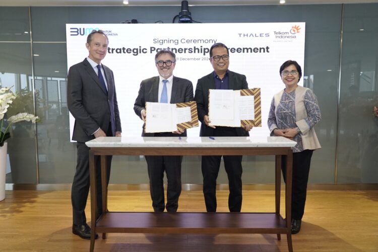 VP Asia Region – Thales Nicolas Bouverot (Paling Kiri), SVP Asia and Latin America Thales Guy Bonassi (Kedua dari Kiri), Direktur Strategic Portfolio Telkom Budi Setyawan Wijaya (Kedua dari Kanan), dan Direktur Enterprise & Business Service FM Venusiana R (Paling Kanan) dalam acara penandatanganan Strategic Partnership Agreement (SPA) antara Telkom Indonesia dengan Thales, beberapa waktu yang lalu. IST