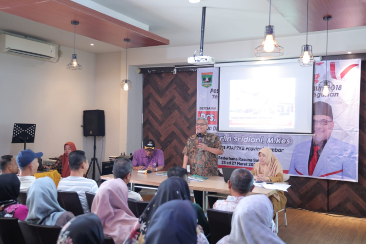 etua DPRD Provinsi Sumatera Barat (Sumbar), Muhidi, menyosialisasikan Peraturan Daerah (Perda) Nomor 17 Tahun 2018 tentang Ketahanan Keluarga kepada masyarakat Kelurahan Rimbo Kaluang dan sejumlah warga dari Kecamatan Kuranji, Selasa (25/3). IST
