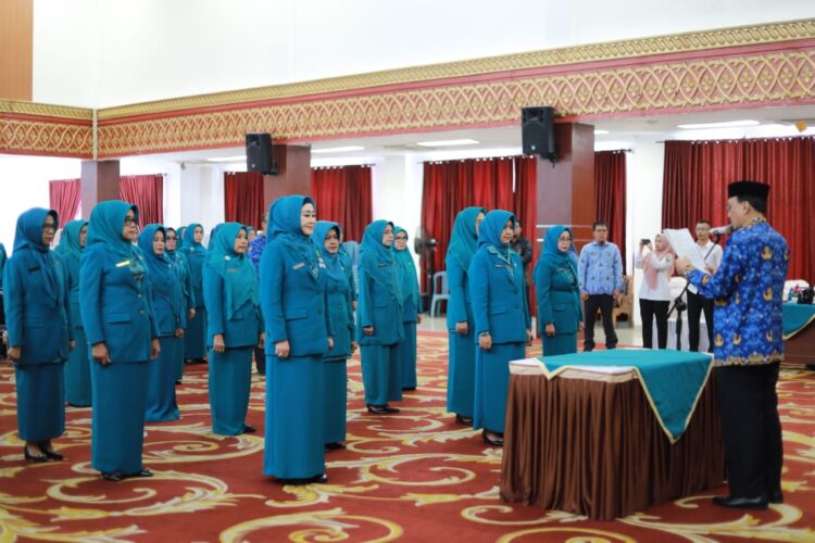 Teks foto: Bupati Pesisir Selatan, Hendrajoni resmi melantik pengurus Tim Penggerak Pembinaan Kesejahteraan Keluarga (TP-PKK) Kabupaten Pesisir Selatan di Gedung PCC pada Senin (17/3).OKIS