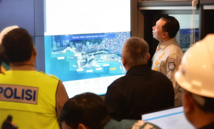 Menhub Dudy di Pelabuhan Merak, Senin (24/3) dini hari.  IST