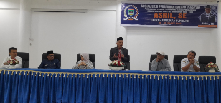 Anggota DPRD Provinsi Sumbar, Asril saat menyosialisasikan Perda No 14 Tahun 2018 kepada masyarakat. IST