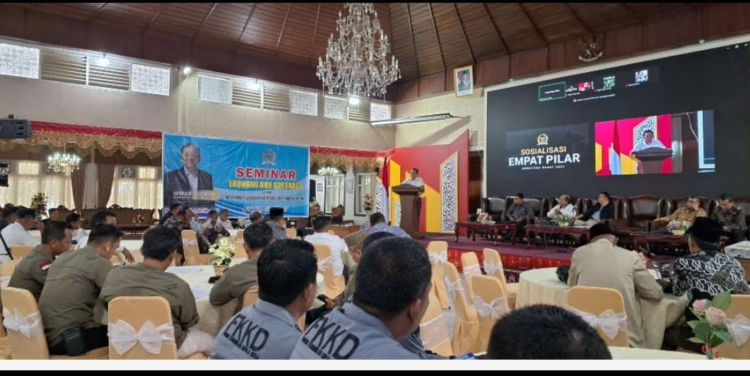 Irman Gusman, saat menjadi keynote speaker dalam Seminar Ekonomi dan Koperasi bertajuk “Menyambut Gagasan Koperasi Desa Merah Putih”, yang dihadiri oleh persatuan Wali Nagari (Perwana) seluruh Sumatera Barat, di Istana Bung Hatta, Bukittinggi baru-baru ini. IST