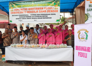 Sambut Milad ke-10, Komunitas Wartawan Peduli Sawahlunto Berbagi Takjil Gratis