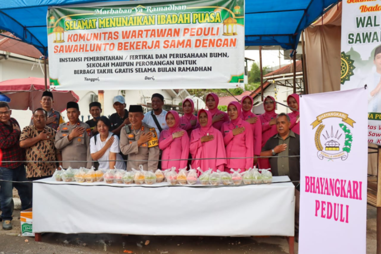 Komunitas Wartawan Peduli Kota Sawahlunto melakukan bakti sosial berupa pembagian takjil gratis, yang dilaksanakan di Simpang Lapangan Segitiga Sawahlunto, Sabtu (22/3).