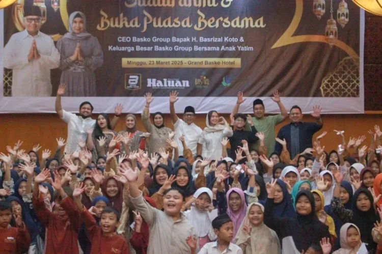 Basrizal Koto beserta istri dan putra putri berfoto bersama dengan anak-anak panti asuhan usai berbuka bersama di Basko Hotel
