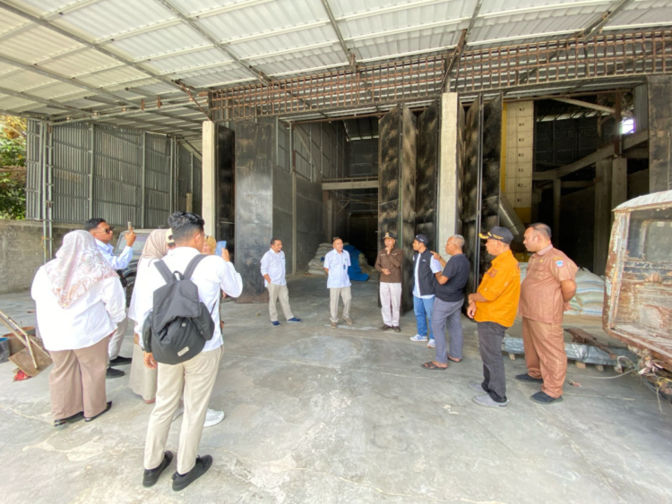 Bulog ketika berada di salah satu tempat penampungan gabah di Kinali Pasbar, Senin (24/3).Osniwati