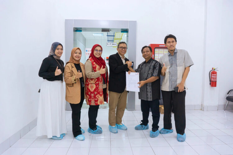 Executive Account Manager Divisi Wholesale Service Telkom Erna Wiyati (ketiga dari kiri), General Manager Witel Priangan Timur Nugroho Setio Budi (ketiga dari kanan), Direktur Utama PT Anugerah Cimanuk Raya Wamin (kedua dari kanan), dan Direktur PT Anugerah Cimanuk Raya Sam’ani dalam acara penandatanganan kesepakatan 2 Full Rack di Kantor Telkom Witel Priangan Timur, pada beberapa waktu yang lalu. IST