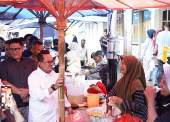 Kunjungi Pasar Pabukoan, Bupati Eka Putra Ajak Umat Muslim Khusyuk Jalankan Ibadah