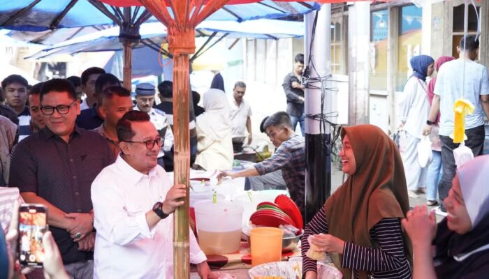 Kunjungi Pasar Pabukoan, Bupati Eka Putra Ajak Umat Muslim Khusyuk Jalankan Ibadah