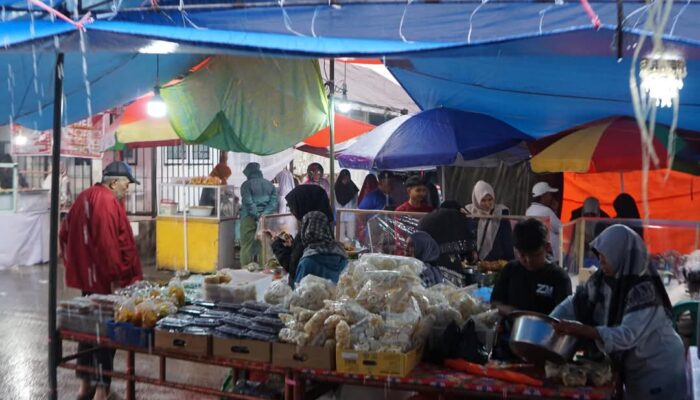 Meski Hujan, Pasar Pabukoan di Padang Panjang Tetap Ramai