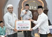 Safari Ramadhan Ke Masjid Al-Madaniy, Gubernur Sumbar Salurkan Bantuan Rp 91 Juta