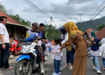 TPA Permata Ibu Berbagi Takjil dan Sembako