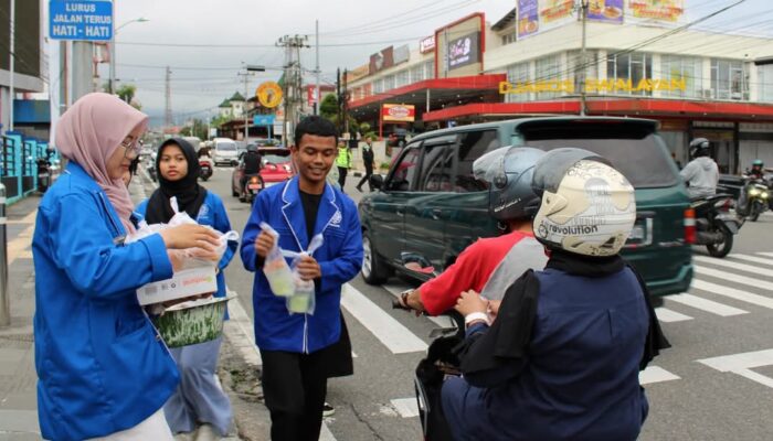 SMAN 1 Padang Panjang Berbagi 200 Paket Takjil
