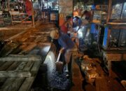 Dinas PUPR Padang Bersihkan Drainase Malam Hari