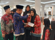 47 Anak Yatim Binaan Masjid Agung Nurul Iman Terima THR