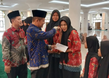 47 Anak Yatim Binaan Masjid Agung Nurul Iman Terima THR