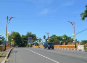 Jalan di Padang Terpantau Sepi pada Lebaran Pertama