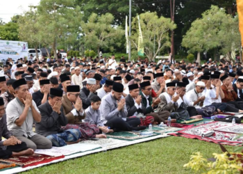 Ribuan Warga Padang Padati Lapangan Apeksi untuk Salat Idulfitri