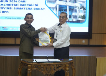 teks foto : SERAHKAN LKPD--Wakil Wali Kota Padang Panjang Allex Saputra saat menyerahkan LKPD Kota Padang Panjang Kepala BPK Perwakilan Prov Sumbar, Sudarminto Eko Putra di Kantor BPK RI Perwakilan Provinsi Sumbar. APIZ RAJO ALAM