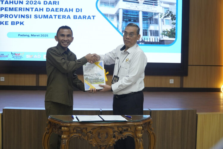 teks foto : SERAHKAN LKPD--Wakil Wali Kota Padang Panjang Allex Saputra saat menyerahkan LKPD Kota Padang Panjang Kepala BPK Perwakilan Prov Sumbar, Sudarminto Eko Putra di Kantor BPK RI Perwakilan Provinsi Sumbar. APIZ RAJO ALAM