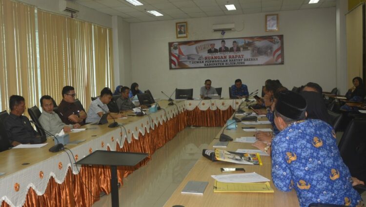 Anggota DPRD Sijunjung melakukan pembahasan Laporan Keterangan Pertanggungjawaban (LKPJ) Bupati Sijunjung Tahun Anggaran 2024 bersama mitra kerja OPD terkait mulai dari tanggal 17-18 Maret 2025 di Kantor DPRD Sijunjung. IST