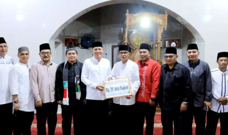 Bupati Pasaman, Sabar AS, memimpin Tim Safari Ramadan (TSR) Pemerintah Kabupaten Pasaman di Masjid Raya Alahan Mati, Nagari Alahan Mati, Kecamatan Simpati, Minggu (16/3) malam. IST