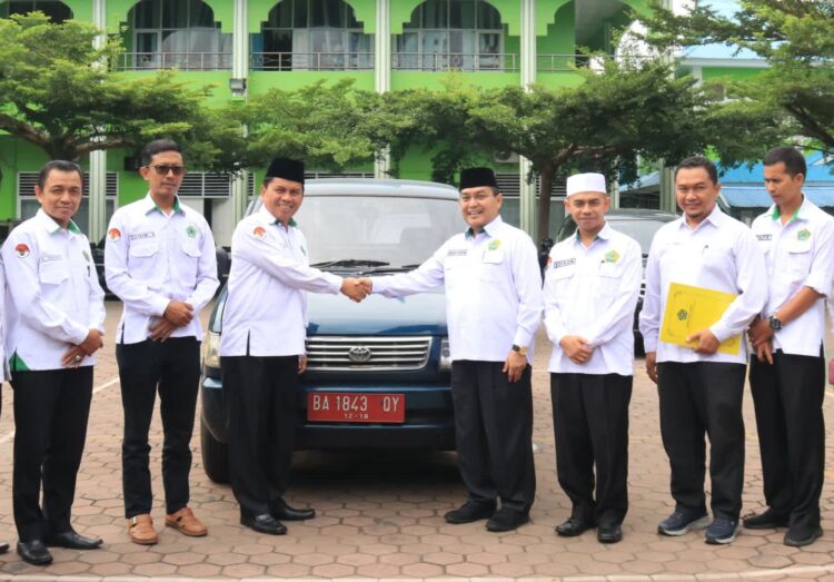 ementerian Agama (Kemenag) Sumatera Barat menyerahkan Barang Milik Negara (BMN) berupa kendaraan roda empat kepada MAN 2 Padang Plus  Keterampilan, Senin (10/3). IST