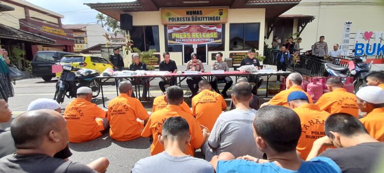 KASUS CABUL MENINGKAT - Kapolresta Bukittinggi beserta jajaran mengungkap kasus kriminal selama Januari dan Februari 2025 di Mapolresta Bukittinggi, Selasa (11/3). YURSIL.