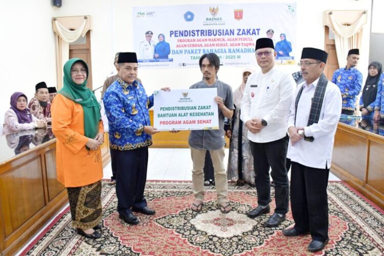Penyerahan ZIS dari Baznas yang diserahkan secara simbolis oleh Bupati Benni Warlis dan Baznas Agam, Senin (17/3) kemarin. IST