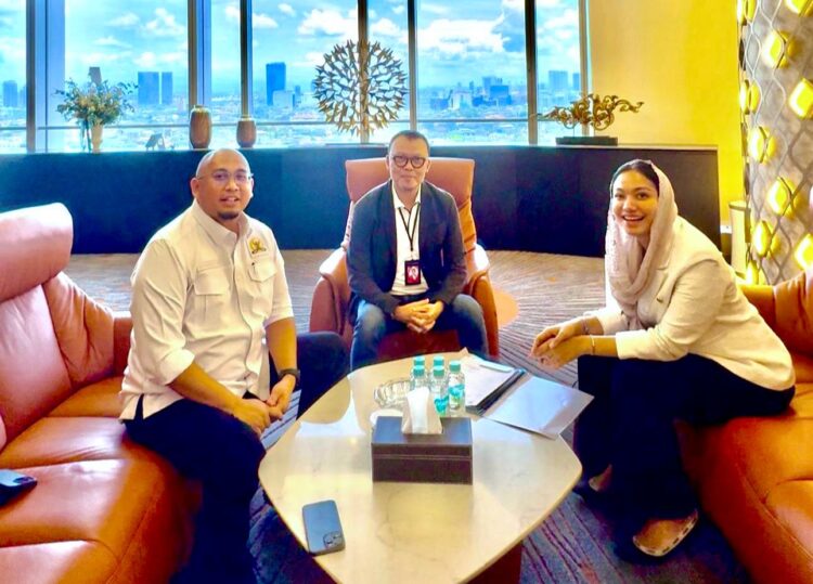 Wakil Ketua Komisi VI DPR RI Andre Rosiade yang mewakili daerah pemilihan (Dapil) Sumatera Barat memfasilitasi Bupati Dharmasraya Annisa Suci Ramadhani untuk bertemu dengan Direktur Utama Telkomsel, Nugroho.IST