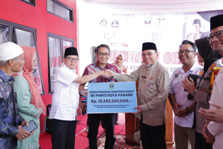 Penyerahan bantuan yang disaksikan Wakil Ketua DPRD Sumbar, Evi Yandri yang turut dihadiri Pemprov Sumbar dan Pemko Padang di Gedung LKS Pelita Jiwa Insani, Kota Padang, beberapa hari lalu. IST