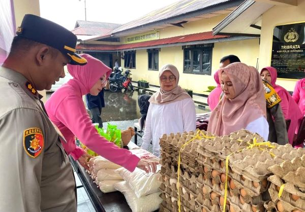 Kapolres AKBP Kartyana Widyarso Wardoyo Putro didampingi Ketua Bhayangkari, Rifka Kartyana membuka resmi Bazar Ramadan Bhayangkari. IST