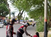 Semarak Ramadan, Ditsamapta Polda Sumbar Atur Lalu Lintas Sembari Berbagi Takjil 