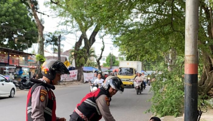 Semarak Ramadan, Ditsamapta Polda Sumbar Atur Lalu Lintas Sembari Berbagi Takjil 
