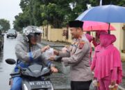 Kapolres Pasbar bersama Bhayangkari Bagikan 300 Paket Takjil