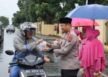 Kapolres Pasbar bersama Bhayangkari Bagikan 300 Paket Takjil