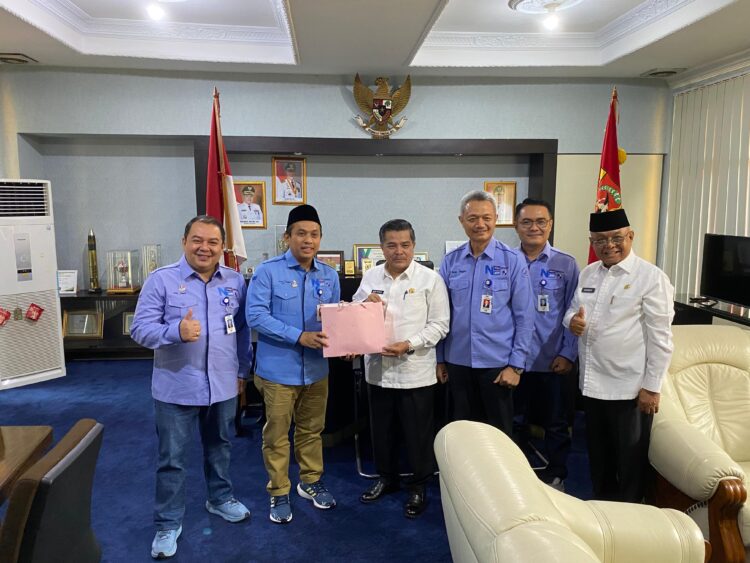 Serah terima jabatan antara Musa Adi Guna dengan Helfiyanrika disaksikan oleh Direktur Utama Bank Nagari Gusti Candra dan Direktur Operasional Zilfa Efrizon serta Bupati Agam Benni Warlis di Kantor Bank Nagari Lubuk Basung, Rabu (5/3).