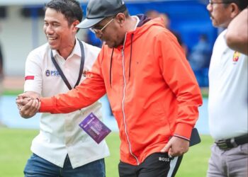 H. Arisal Aziz (pakai topi) bersama Sekjen PSSI Yunus Nusi