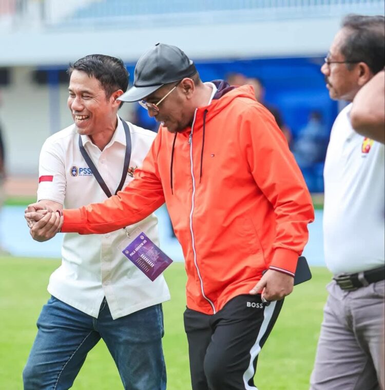 H. Arisal Aziz (pakai topi) bersama Sekjen PSSI Yunus Nusi