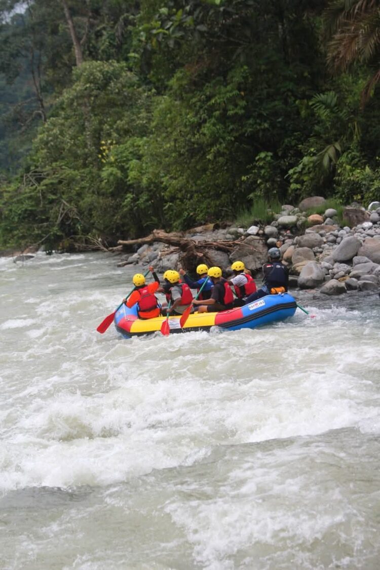 Sungai Batang Kenaikan daerah Rabi Jonggor Sitabu Kabupaten Pasaman Barat merupakan sungai yang bagus untuk dijadikan arena Arung Jeram. OSNIWATI