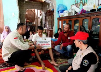 Bupati Sijunjung Bantu Pengobatan Warga Kurang Mampu