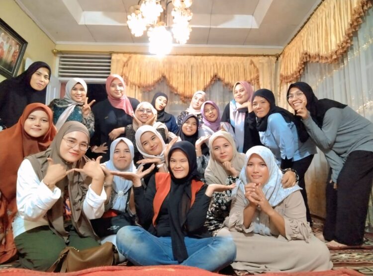 Foto bersama guru dan orang tua murid TK RA DW Kemenag Lubuk Buaya Padang, Sabtu (15/3). WINDA