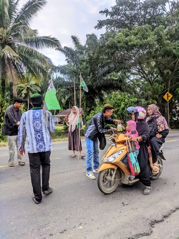 HMI Komisariat FKIP Dharmasraya membagikan takjil. (Ist)