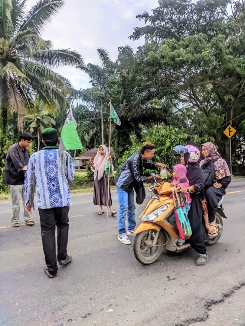 HMI Komisariat FKIP Dharmasraya membagikan takjil. (Ist)