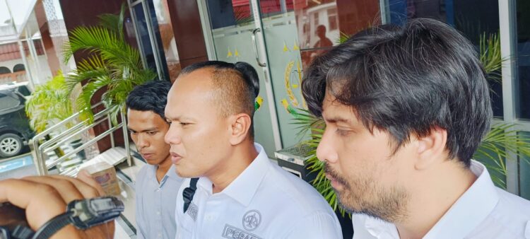 PH Tersangka, Hendri dan tim saat diwawancarai terkait kasus polisi tembak polisi, Rabu (19/3) di Kejari Padang. WINDA