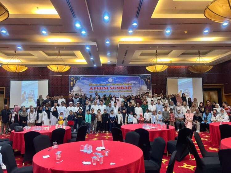 DPD Apersi Sumbar menggelar acara berbuka bersama  dan menyantuni anak yatim-fakir miskin di Basko Hotel, Kamis (19/3).Tampak para pengurus Apersi Sumbar  bersama mitra dan anak yatim.AFRIANITA
