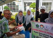 Dipimpin Ketua, Ny. Elnida Edy Oktafiandi, DWP Kankemenag Padang Berbagi Takjil. 
